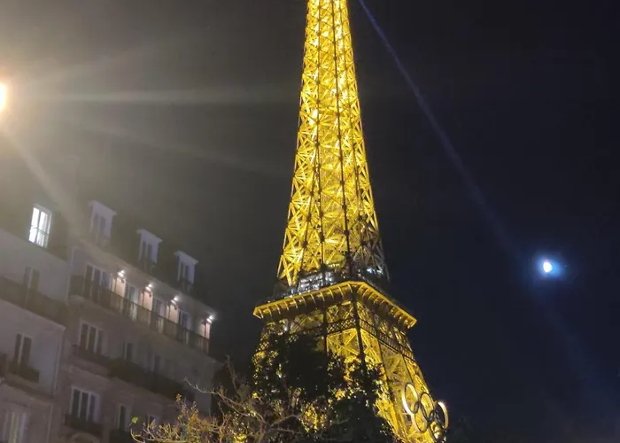 Eiffel Edge Escape 30 M From Eiffel Tower